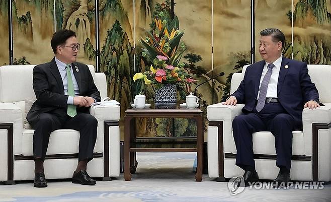 우원식 국회의장(왼쪽)이 지난 7일 중국 헤이룽장성 하얼빈시 타이양다오호텔에서 시진핑 중국 국가주석을 접견하고 있다. 연합뉴스