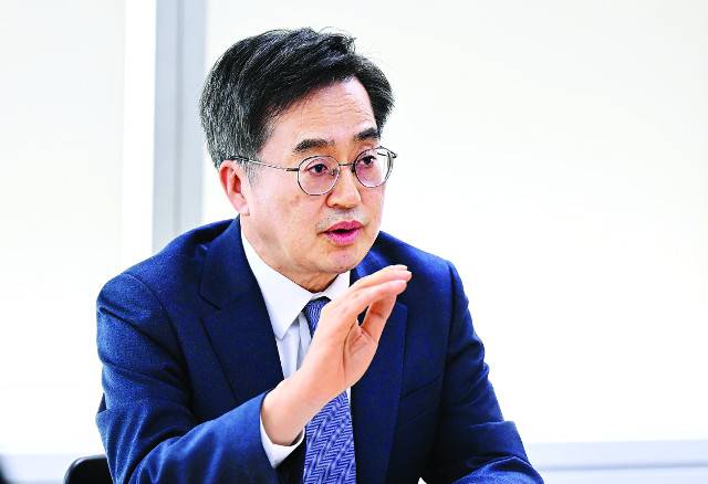 김동연 경기지사가 24일 국민일보와 인터뷰를 하고 있다. 그는 차기 대통령 임기를 3년으로 축소하고 4년 중임제 개헌을 할 것이라고 밝혔다. 김지훈 기자