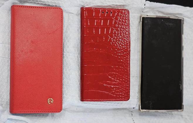 박범계 더불어민주당 의원이 2월22일 “명태균 씨가 갖고 있다 검찰에 제출한 황금폰 3개”라며 공개한 실물 사진. ⓒ박범계 의원 페이스북