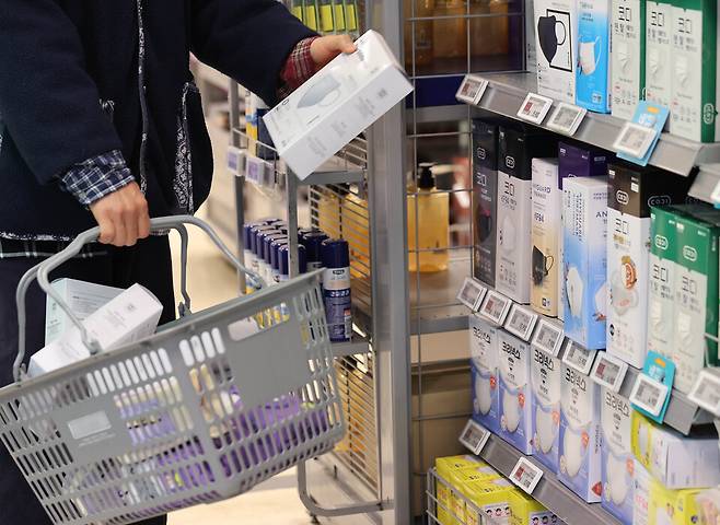 지난달 30일 서울의 한 대형마트에서 시민이 일회용 마스크를 고르고 있다. ⓒ연합뉴스