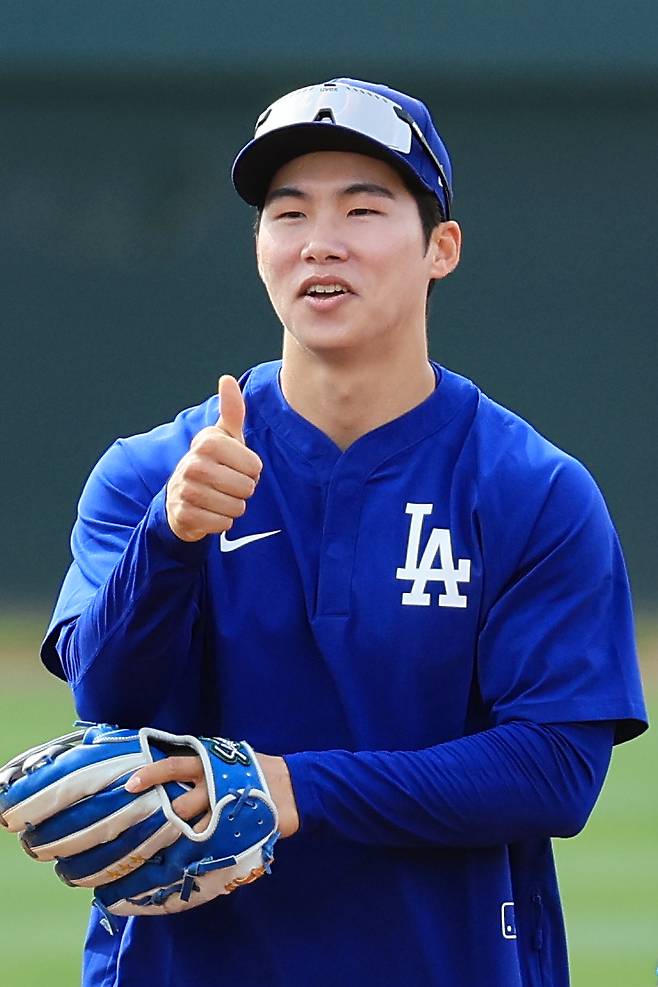 ▲ 미국프로야구 메이저리그(MLB) 첫 시즌을 준비하는 로스앤젤레스 다저스 김혜성이 17일(현지시간) 다저스 스프링캠프가 열리고 있는 미국 애리조나주 글렌데일 캐멀백 랜치에서 내야 수비 훈련을 마친 뒤 엄지를 들어올려 보이고 있다. ⓒ연합뉴스