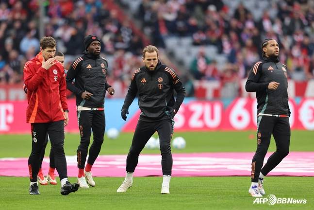 24일 프랑크푸르크전을 앞두고 몸을 풀고 있는 해리 케인(오른쪽에서 2번쨰). /AFPBBNews=뉴스1