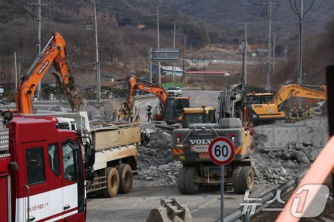 소방대원들이 25일 경기 안성시 서운면 산평리 서울세종고속도로 공사장 교량 붕괴 사고현장에서 구조작업을 펼치고 있다. 2025.2.25/뉴스1 ⓒ News1 김영운 기자