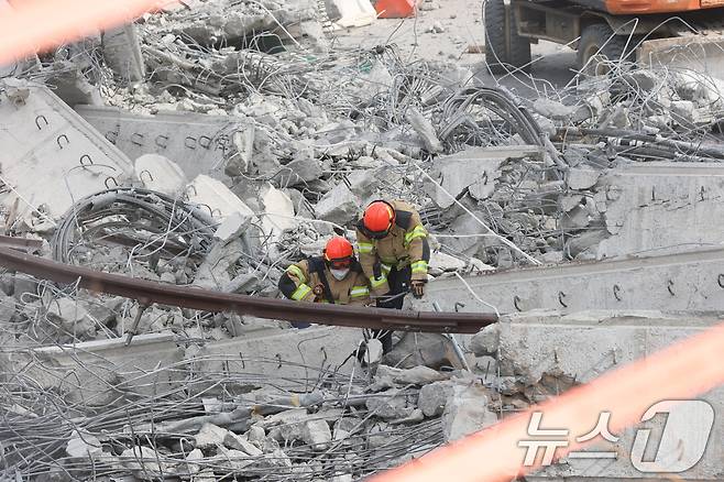 소방대원들이 25일 경기 안성시 서운면 산평리 서울세종고속도로 공사장 교량 붕괴 사고현장에서 구조작업을 펼치고 있다. 2025.2.25/뉴스1 ⓒ News1 김영운 기자