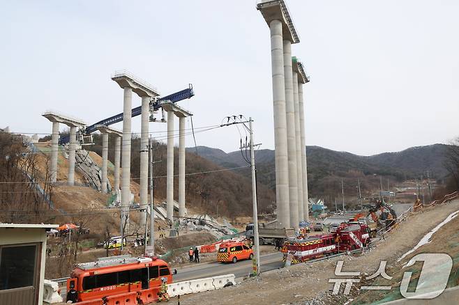 소방대원들이 25일 경기 안성시 서운면 산평리 서울세종고속도로 공사장 교량 붕괴 사고현장에서 구조작업을 펼치고 있다. 2025.2.25/뉴스1 ⓒ News1 김영운 기자