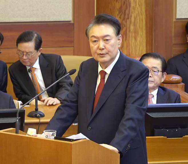 윤석열 대통령이 25일 오후 헌법재판소 대심판정에서 열린 탄핵심판 마지막 변론에서 최종 변론을 하고 있다./헌법재판소