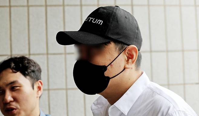 가상자산 시세 조작 의혹을 받는 ‘존버킴’ 박 모 씨가 지난해 7월 17일 오후 서울 양천구 남부지방법원에서 열린 구속전피의자심문(영장실질심사)에 출석하고 있다. 2024.7.17 뉴스1