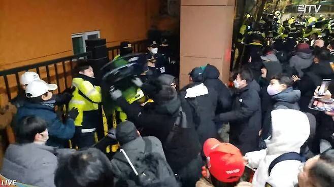 윤석열 대통령의 구속 영장이 발부된 지난 19일 새벽 서울 마포구 서울서부지법으로 윤 대통령 지지자들이 들어가 경찰을 폭행하고 있다. 유튜브 락티브이(TV) 갈무리