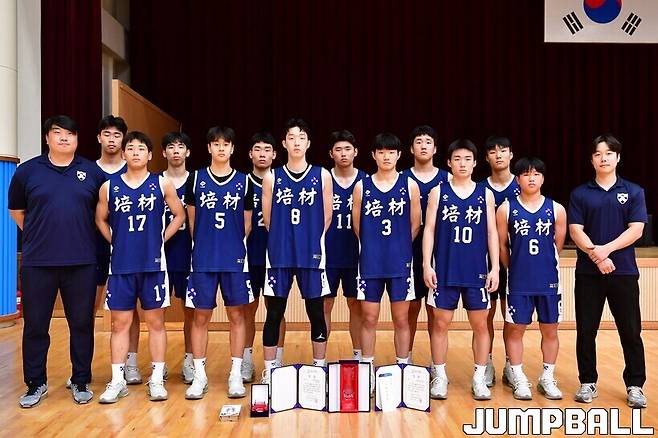 ▲2024 한국중고농구 주말리그 왕중왕전에서 공동 3위로 입상한 배재고 선수들과 백종원(5번)