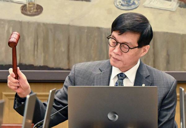 이창용 한국은행 총재가 25일 한국은행 본관에서 열린 금융통화위원회 본회의에서 의사봉을 두드리고 있다. 사진공동취재단