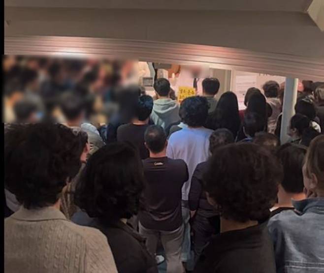 배 안에서 대기 중인 승객들. 연합뉴스