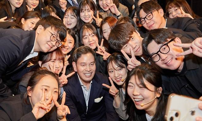 정용진 신세계그룹 회장(가운데)이 신입사원 수료식에서 신입사원들과 단체 사진을 찍고 있다. 신세계그룹 제공