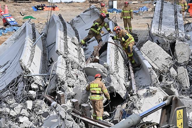 25일 경기도 안성시 서운면 산평리 서울세종고속도로 천안~안성 구간 연결공사 교량 붕괴현장에서 소방대원들이 수색작업을 하고 있다. 뉴시스