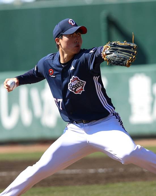 두산 베어스 신인 투수 홍민규가 지난 24일 일본 미야자키 선마린 스타디움에서 열린 요미우리 자이언츠 2군과 연습경기에 첫 실전 등판해 1이닝 무실점을 기록했다. 두산 베어스