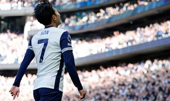 맨체스터 유나이티드가 손흥민을 주시하고 있다는 보도가 또 나왔다. 손흥민이 직전 프리미어리그 경기인 입스위치 원정에서 멀티 어시스트를 기록하며 자신의 진가를 축구종가에 다시 알린 가운데 맨유가 그를 당장 올 여름 돈 주고 영입할 수 있다는 소식이다. 영국 '더위크'는 24일 '손흥민의 계약은 2026년 6월까지 유효하지만 토트넘은 여름에 그를 매각하는 것을 고려할 수도 있다. 후벵 아모림의 맨체스터 유나이티드가 여름에 손흥민을 영입할 유력한 후보로 떠올랐다'라고 보도했다. 매체는 맨유가 알레한드로 가르나초 혹은 카세미루를 매각하면 그 돈으로 손흥민 이적료를 최대 720억원까지 줄 수 있다고 주장했다. 연합뉴스