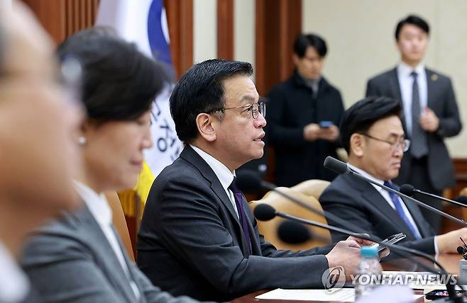 최상목 권한대행, 국정현안관계장관회의 발언 (서울=연합뉴스) 홍해인 기자 = 최상목 대통령 권한대행 부총리 겸 기획재정부 장관이 25일 정부서울청사에서 열린 '국정현안관계장관회의 겸 경제관계장관회의'에서 발언하고 있다. 2025.2.25 hihong@yna.co.kr