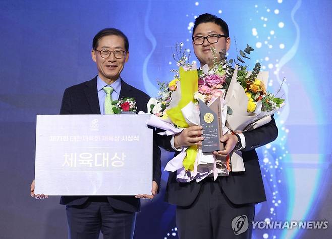 대한체육회 체육대상에 파리 올림픽 양궁 3관왕 김우진 (서울=연합뉴스) 황광모 기자 = 25일 서울 송파구 올림픽파크텔에서 열린 제71회 대한체육회 체육대상 시상식에서 대상 수상자로 선정된 2024 파리올림픽 양궁 3관왕 김우진이 상패를 들고 기념 촬영하고 있다. 2025.2.25 hkmpooh@yna.co.kr