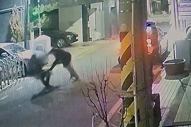 26일 오전 3시 10분께 광주 동구 금남로 한 골목에서 A 경찰관이 50대 남성 B씨가 휘두른 흉기에 찔려 쓰러지고 있다. A 경찰관은 B씨를 제압하는 과정에서 총기를 사용했고, 실탄에 맞은 B씨는 대학병원으로 이송됐으나 오전 4시께 사망했다. (사진=연합뉴스)