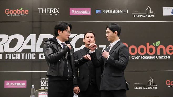 개그맨 윤형빈(왼쪽)과 유튜버 밴쯔가 서로를 노려보고 있다. 사진=로드FC