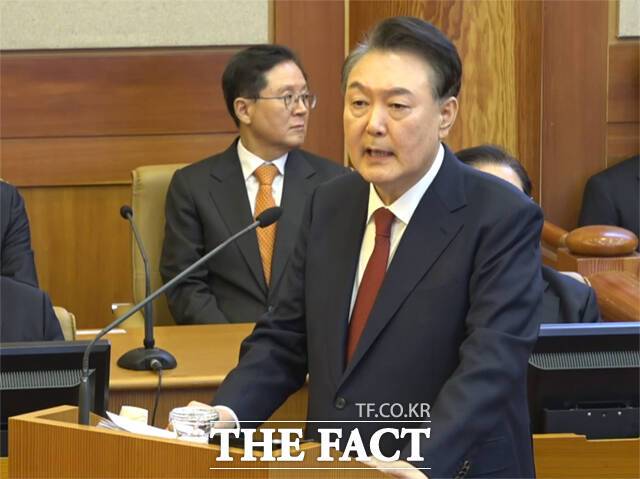 윤석열 대통령의 최후 변론을 끝으로 탄핵심판 변론이 종결되면서 선고만 남겨두게 됐다. 윤 대통령이 25일 오후 서울 종로구 헌법재판소에서 열린 탄핵심판 11차 변론에서 최후진술을 하고 있다. /헌번재판소