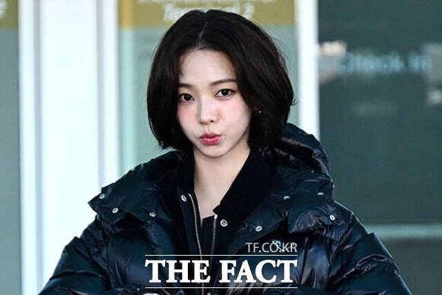 그룹 에스파 카리나가 26일 오전 인천국제공항에서 이탈리아 밀라노로 출국하기 전 팬들과 취재진 앞에서 포즈를 취하고 있다. /인천국제공항=남윤호 기자