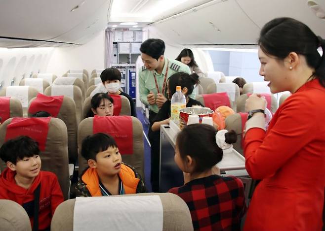 25일 티웨이항공 훈련센터에서 '크루 클래스'에 참여한 세이브더칠드런 아동들이 기내 서비스 제공 체험을 하고 있다. 티웨이항공 제공