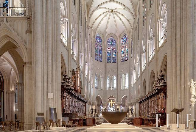 세례대와 제단은 직선상의 한 축을 이루며 서로 대화하는 형태로 설계했다. 전례용 가구들이 개별 작품이 아닌 하나의 가족처럼 조화를 이룬다.