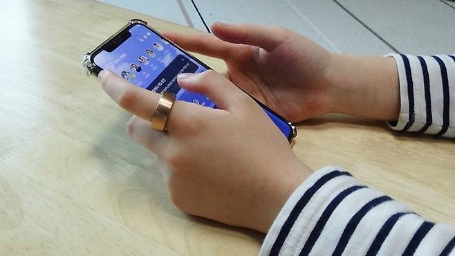 반지형 헬스케어 기기 '바이탈링'