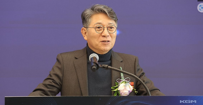 곽재선 KGM 회장이 지난 25일 서울 강남구 익스피리언스 센터 강남에서 열린 개관식에서 인사말을 하고 있다. KGM 제공