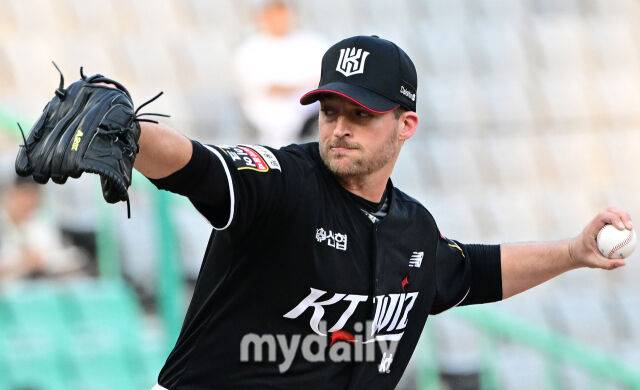 2024년 6월 27일 인천 SSG랜더스필드에서 '2024 신한 SOL Bank KBO리그' KT 위즈와 SSG 랜더스의 경기가 열렸다. KT 선발투수 벤자민이 역투하고 있다.