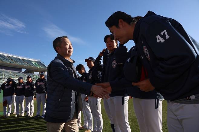 박정원 두산 베어스 구단주가 25일 일본 미야자키 전지훈련지를 찾아 이승엽 감독을 비롯한 선수단을 격려하고 있다. 두산 베어스 제공
