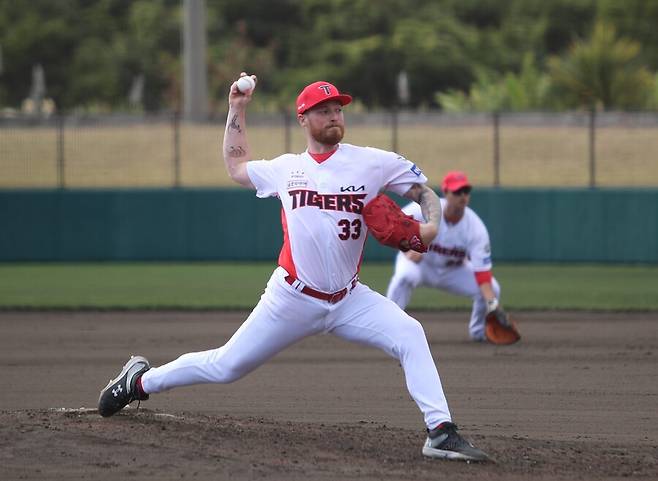 ▲ 25일 한화와 연습경기에서 팀의 세 번째 투수로 올라 2이닝 동안 최고 153km의 강속구를 던지며 호투한 새 외국인 투수 아담 올러 ⓒKIA타이거즈
