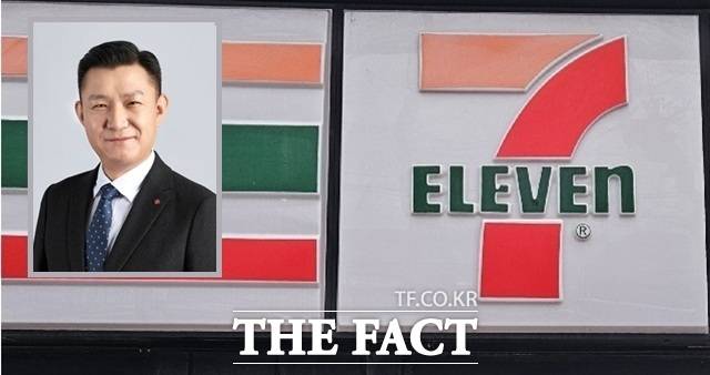 김홍철 코리아세븐 대표이사(사진 좌측 상단)가 지난해 임기 초부터 추진한 ATM 사업 매각 계획이 윤곽을 드러낸 가운데 5년째 흑자를 낸 사업을 정리하는 이유가 주목된다. /롯데그룹·우지수 기자