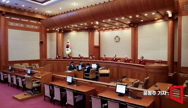 문형배 헌법재판소장 권한대행을 비롯한 헌법재판관들이 27일 서울 종로구 헌법재판소에서 열린 우원식 국회의장이 최상목 대통령 권한대행 부총리 겸 기획재정부 장관을 상대로 낸 마은혁 후보자의 임명 보류 관련 권한쟁의심판 등 사건에 참석해 자리하고 있다. 2025.02.27 윤동주 기자