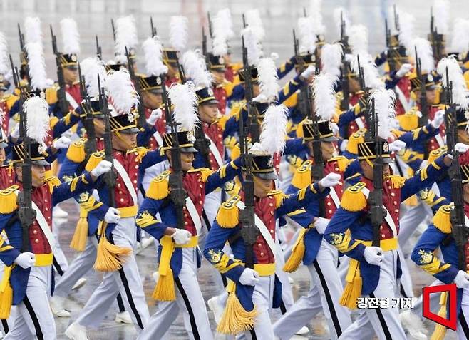26일 오전 경기도 성남시 서울공항에서 열린 제75주년 국군의 날 기념식에서 육군사관학교 생도들이 분열을 하고 있다. 사진=사진공동취재단