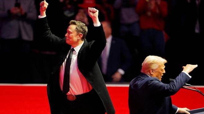 트럼프 대통령은 자신의 소셜미디어에 "머스크가 훌륭하게 일하고 있다. 그러나 나는 그가 더 공격적으로 나가길 원한다"고 밝혔다