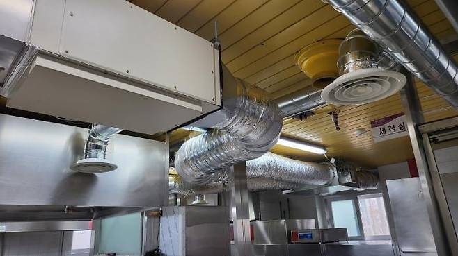 삼각산중학교 조리실에 에어썸을 설치한 모습. /어썸레이