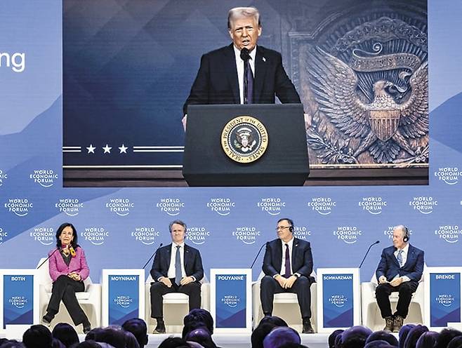 2025년 1월 23일 스위스 다보스에서 열린 세계경제포럼(WEF) 회의장에 도널드 트럼프 미국 대통령의 화상 연설이 방영되고 있다. 트럼프는 두 번째 임기 시작 이후 첫 국제 무대였던 이 연설에서 러시아·중국과의 핵군축 협상 가능성을 시사했다. 왼쪽부터 아나 보틴 산탄데르은행 회장, 브라이언 모이니핸 뱅크오브아메리카 최고경영자(CEO), 파트리크 푸야네 토탈에너지스 이사회 의장 겸 CEO, 스티븐 슈워츠먼 블랙스톤그룹 공동 창업자/EPA 연합뉴스