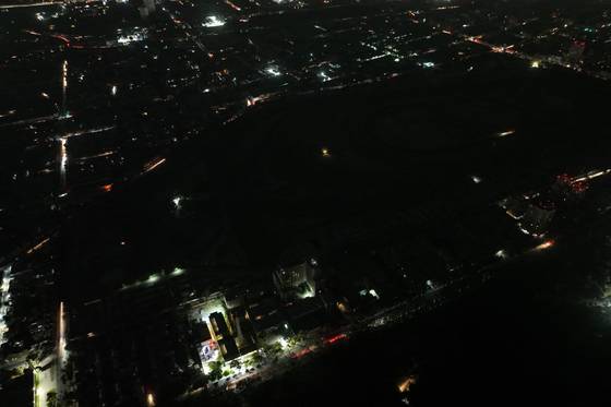25일(현지시간) 산티아고에서 대규모 정전이 발생한 가운데 비상조명이 도시를 부분적으로 밝히고 있다. AFP=연합뉴스