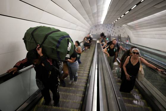 칠레 산티아고에서 대규모 정전이 발생한 후 지하철역에서 사람들이 에스컬레이터를 이용하고 있다. 로이터=연합뉴스