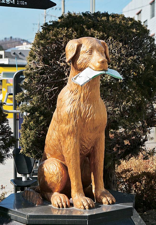 ‘동쪽 바다 중앙시장’으로 이름을 바꾼 묵호 중앙시장에 세워진 개 조형물. 개도 1만 원짜리를 물고 다녔을 만큼 돈이 넘쳐나던 시절의 묵호를 상징한다.