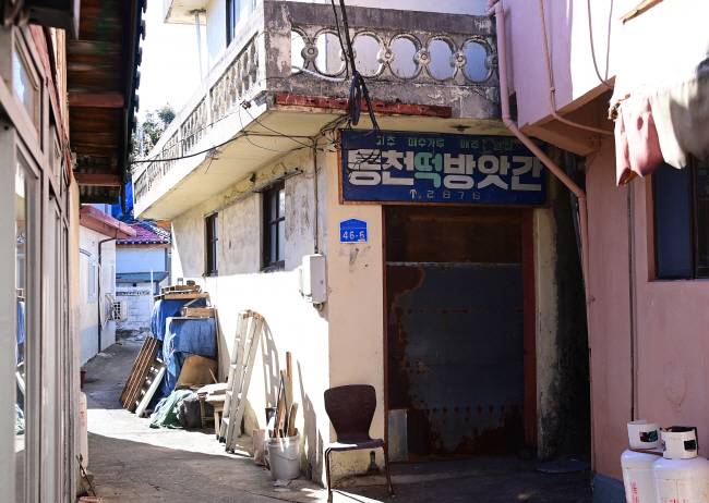 거짓말처럼 텅 비어버린 향로시장 골목에 남아있는 방앗간 간판. 전화번호가 국번 없는 4자리 숫자다.