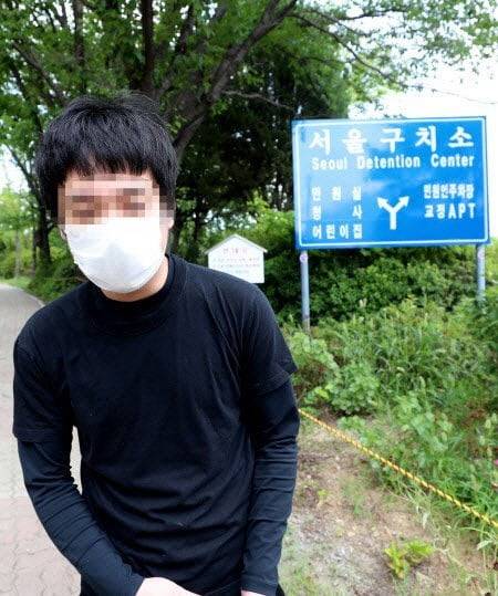세계 최대 아동 성착취물 사이트 ‘웰컴투비디오(W2V)’를 운영한 혐의로 실형을 받은 손정우가 2020년 7월 경기 의왕시 서울구치소에서 나오고있다. 연합뉴스.