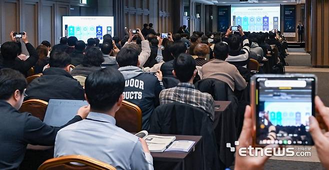 국가망보안체계(N²SF) 전망과 대응 콘퍼런스가 28일 서울 강남구 코엑스에서 열렸다. 국가정보원 관계자가 'N²SF 보안가이드라인'을 주제로 발표하고 있다. 이동근기자 foto@etnews.com