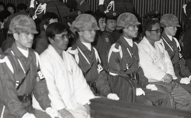 1980년 1월 28일 법정에 출석한 김재규(왼쪽 두 번째). 한국일보 자료사진