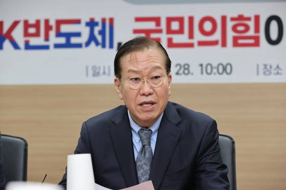 권영세 비상대책위원장이 28일 오전 경기도 화성시 세라믹소재 부품 제조업체 미코 동탄 제2사업장을 방문해 이석윤 미코 대표이사를 비롯한 연구진과 간담회를 하고 있다. 사진 국민의힘