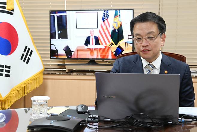 최상목 대통령 권한대행 부총리 겸 기획재정부 장관이 28일 서울 종로구 정부서울청사에서 스콧 베센트 신임 미국 재무장관과 화상면담을 통해 경제.통상.안보.금융 협력방안을 논의하고 있다. 기획재정부 제공