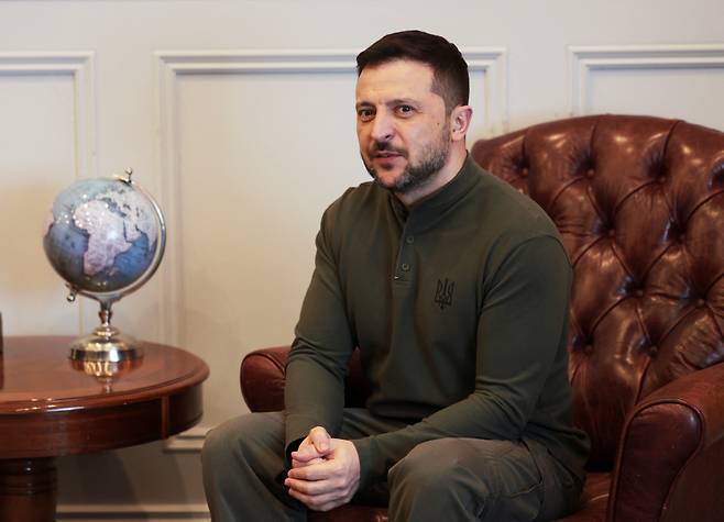 볼로디미르 젤렌스키 우크라이나 대통령이 27일(현지시간) 아일랜드 섀넌 공항에 도착해 미할 마틴 아일랜드 총리와 회담을 하고 있다. 2025.,02.28 /로이터=뉴스1