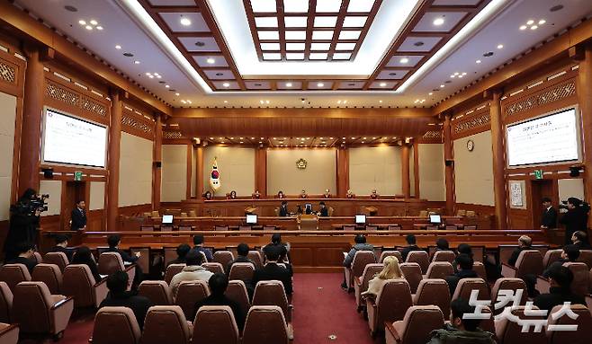 문형배 헌법재판소장 권한대행을 비롯한 헌법재판관들이 27일 오전 서울 종로구 헌법재판소에서 열린 우원식 국회의장이 최상목 대통령 권한대행 부총리 겸 기획재정부 장관을 상대로 낸 마은혁 후보자의 임명 보류 관련 권한쟁의심판 등 사건에 참석해 자리하고 있다. 류영주 기자