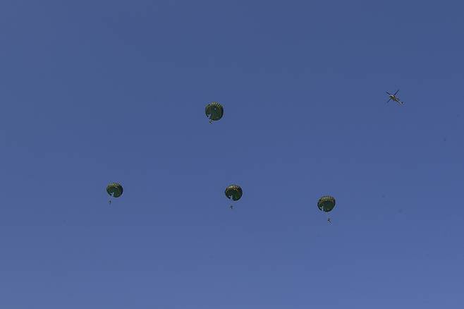 경북 포항 공정훈련장에서 해병대 교육훈련단 공수기본 266차 교육생들이 강하훈련을 진행하고 있다. 해병대 제공